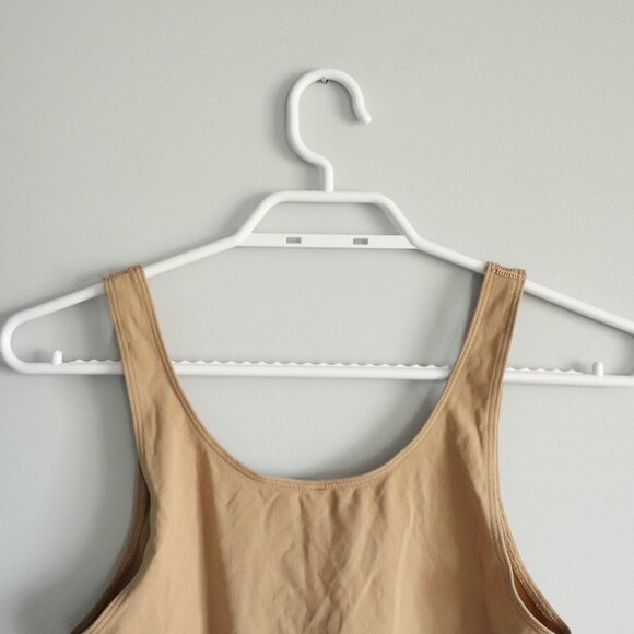 Aritzia Women's Sz M/L Tan Sleeveless Cami Stretch Crew Scoop Casual Tank Top - Picture 5 of 9